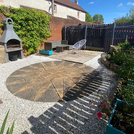 Cosy With Free Parking Close To Airport Apartament