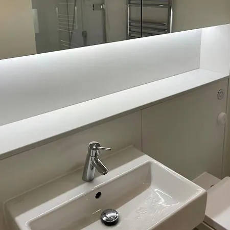 Lovely One-bedroom Meadows Park Location * 爱丁堡