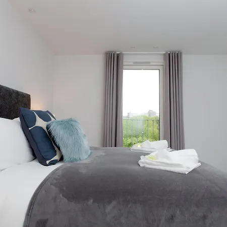 Luxurious - Sleeps 6