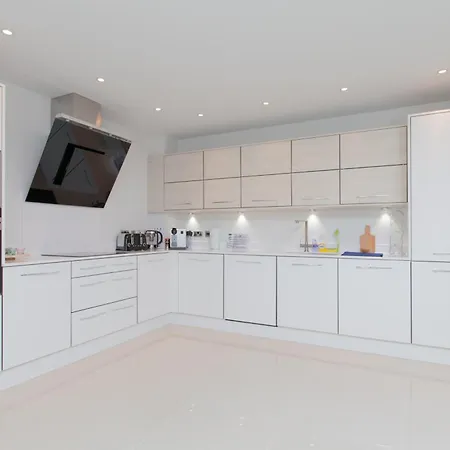 Luxurious - Sleeps 6