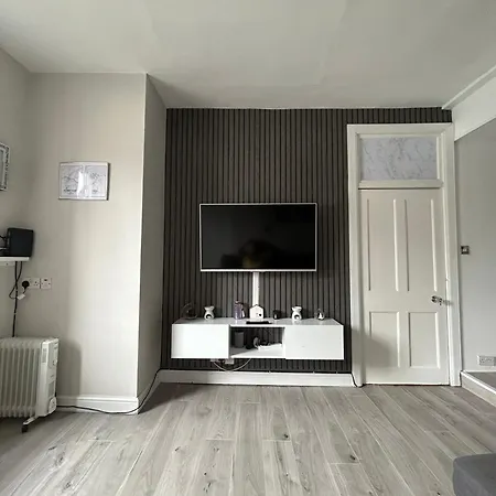 Bright Bedroom With King Side Bed And Shared Bathroom Or Whole One Bedroom Apartment Edinburgh