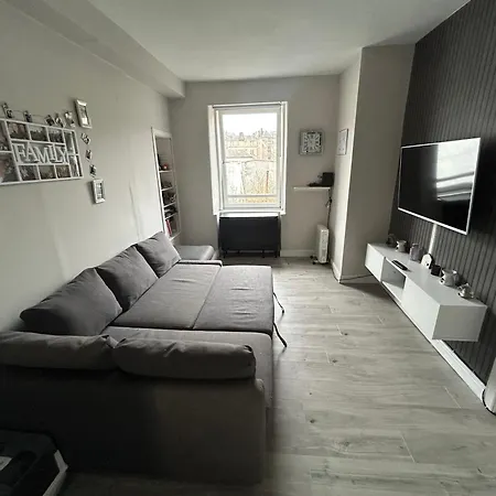Bright Bedroom With King Side Bed And Shared Bathroom Or Whole One Bedroom *