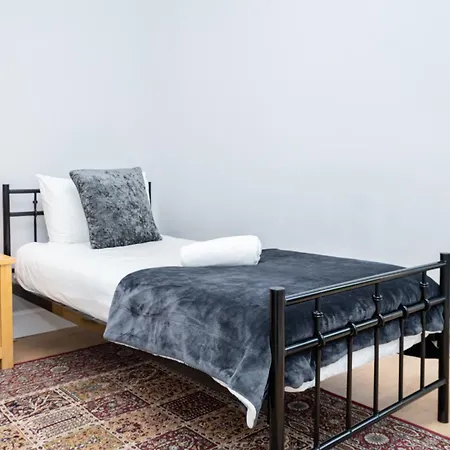 3br Next To Stadium Near Airport Sleeps 7 Apartamento