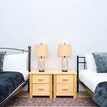 3br Next To Stadium Near Airport Sleeps 7 *