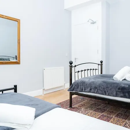 3br Next To Stadium Near Airport Sleeps 7 Apartamento