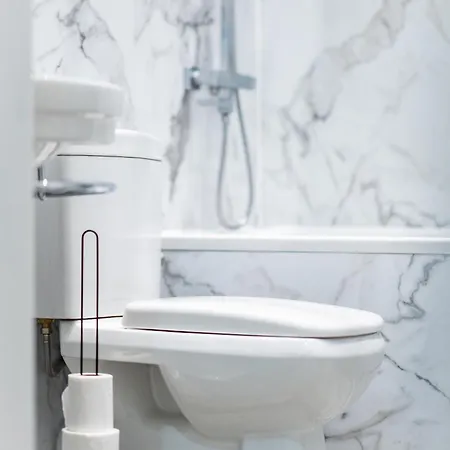 3br Next To Stadium Near Airport Sleeps 7 *