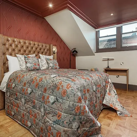 Bonnie - Smart Boutique - Haymarket 4*