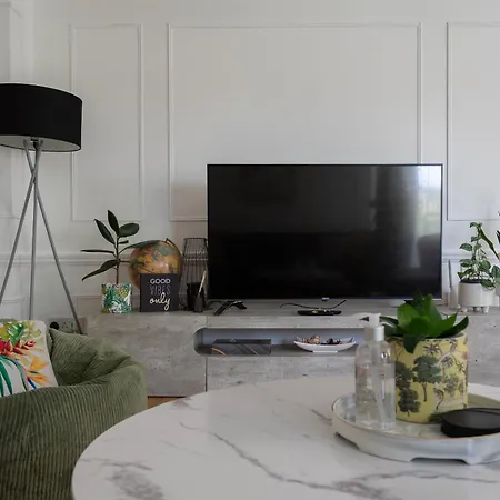 Centre House - 5 Bedrooms - Sleeps 9 - Parking Edinburgh