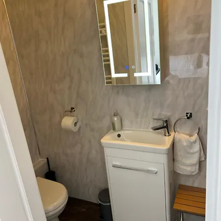 Truly Central, Princes St, Close To Castle