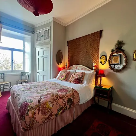 With Parking, Original Art And Antiques Apartament *