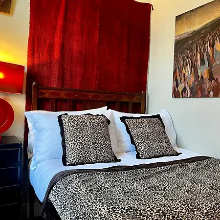 Appartement With Parking, Original Art And Antiques Édimbourg