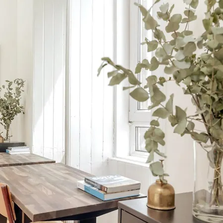 Castle Views! Stylish 2bd Flat, Sleeps 4 *