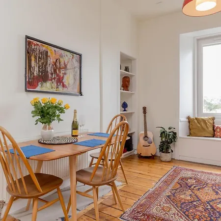 Castle Views! Stylish 2bd Flat, Sleeps 4 Apartment