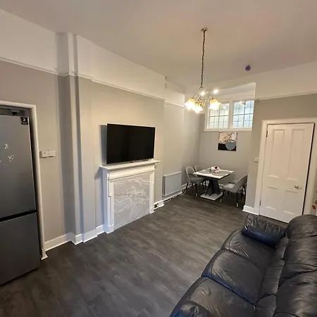 Stylish 3 Bed 2 Bath Ground Floor Main Door Flat In Marchmont