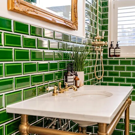 Stunning Flat, New Town, - Perfect Location Apartman *
