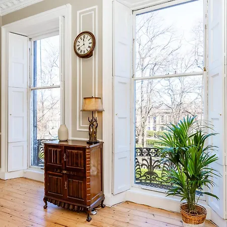 Stunning Flat, New Town, - Perfect Location דירה *