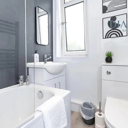 Apartman Cosy 2 Bed West End - Easy Public Transport, Minutes From Corn Exchange, Supermarket And Cafe Within Walking Distance *