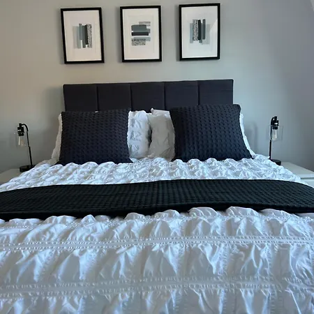 3 Bedroom - 2 Bathroom Townhouse In Corstorphine Near Murrayfield Stadium - Direct Bus To Centre In 20 Minutes - Two Private Parking Spaces - Private Sunny Garden - Recently Refurbished * Edinburgh
