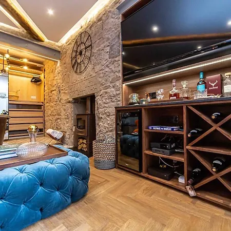 Daire Canon Cave Edinburgh