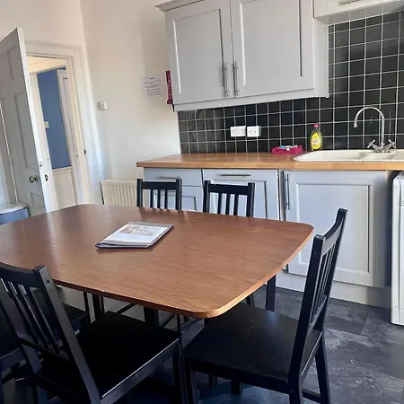 Super Spacious 4 Bed, Sleeps 6 *