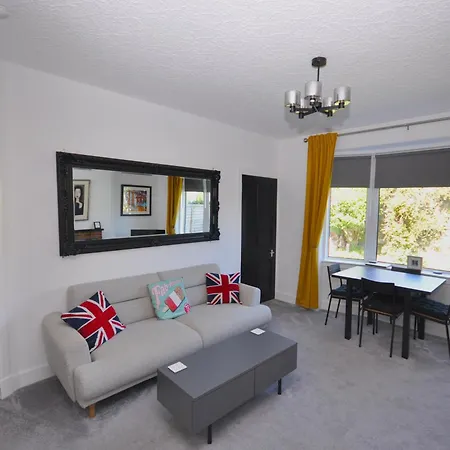 Semesterbostad Cosy 2 Bed With Garden And Free Parking *