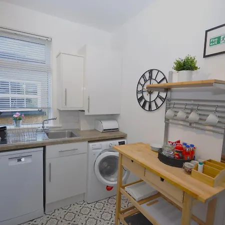 Semesterbostad Cosy 2 Bed With Garden And Free Parking