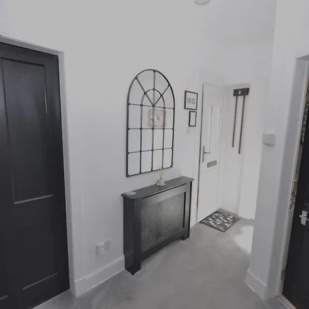 Cosy 2 Bed With Garden And Free Parking *