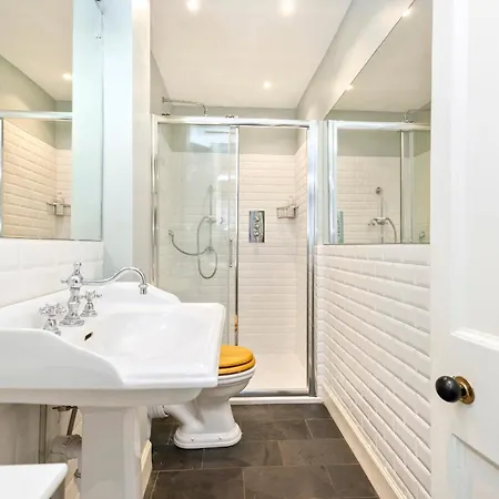 Charming With 2-bathroom And Private Entrance إدنبرة