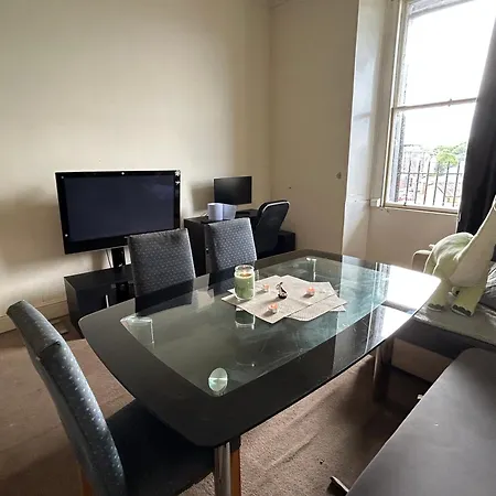 Comfy 2 Bedroom Flat Near City Center Edinburg