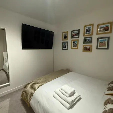 בית אירוח Double Bedroom With Dedicated Private Bathroom אדינבורו