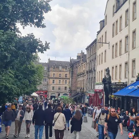 223 Websters Land - Stunning Castle View Эдинбург