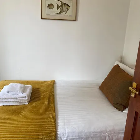 1 Bed Flat Near Castle *