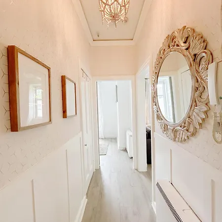 Chic Flat Close To Edinburgh, Airport, & Zoo Lejlighed *