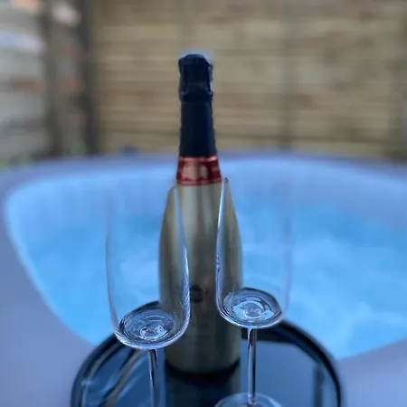 Lovely 3 Bed With Jacuzzi, Close To Airport, Driveway, Wifi * 에든버러