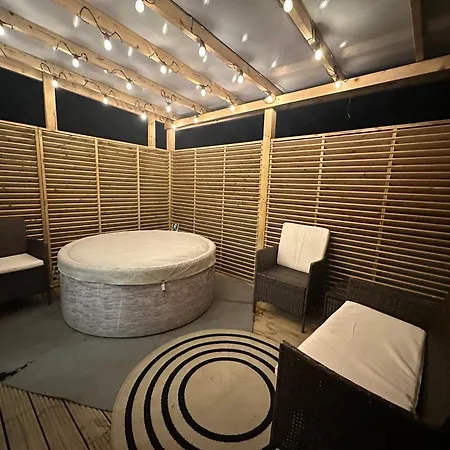 Lovely 3 Bed With Jacuzzi, Close To Airport, Driveway, Wifi 에든버러