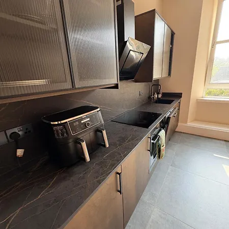 Spacious 2 Bed - Perfect Location *