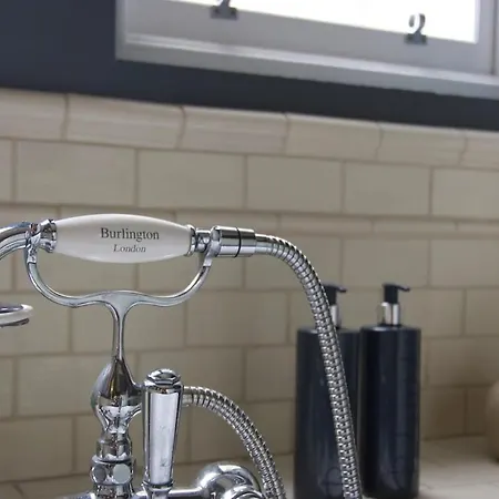 Victorian With Car Parking In Driveway, Murrayfield Apartment *