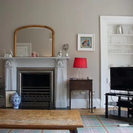 Victorian With Car Parking In Driveway, Murrayfield *