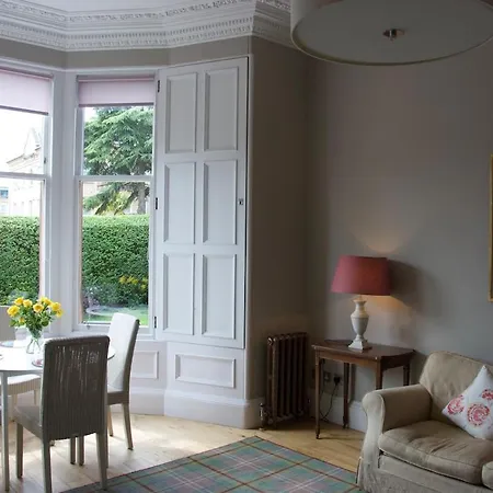 Victorian With Free Parking In Murrayfield