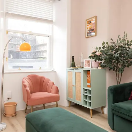 Elegant With Castle View Apartment Edinburgh