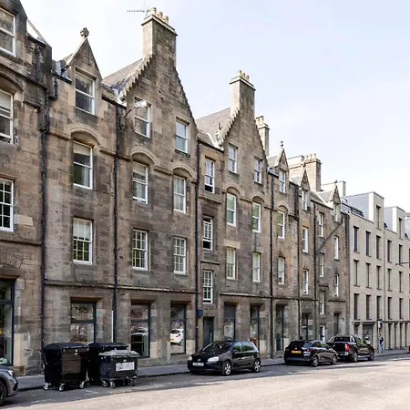 Elegant With Castle View Apartment Edinburgh