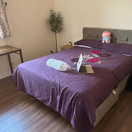 Spacious Close To Tram אדינבורו