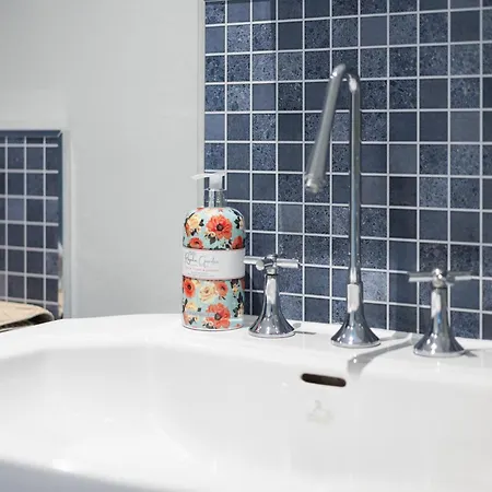 Modern Flat Near Murrayfield Stadium, Sleeps 4 Apartment *