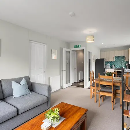 Modern Flat Near Murrayfield Stadium, Sleeps 4 *