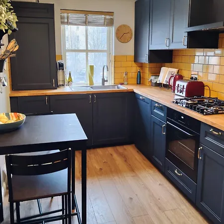 Spacious 2-bed On Tramline, Centre In 30mins *