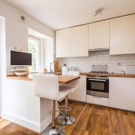 Modern Holyrood Family Retreat 度假居 *