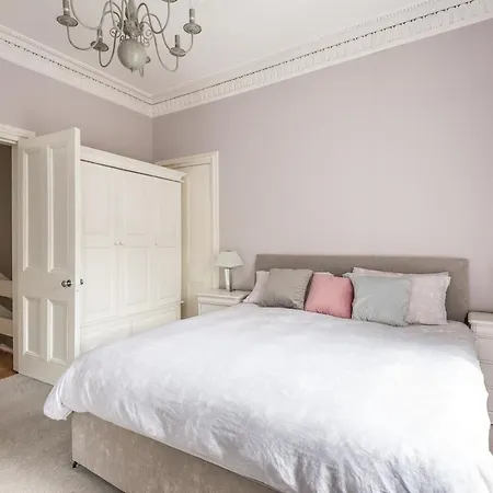 Modern Holyrood Family Retreat 爱丁堡