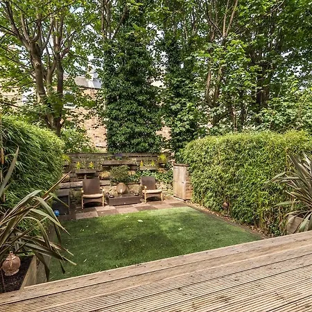 Modern Holyrood Family Retreat 度假居