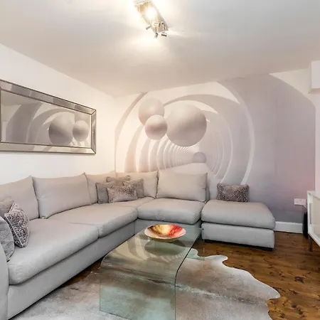 Modern Holyrood Family Retreat 度假居 爱丁堡