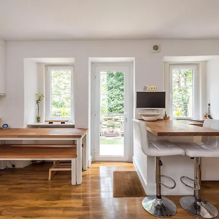 Modern Holyrood Family Retreat 度假居 *